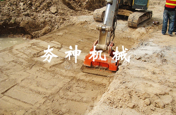 vc-d系列多功能液壓振動(dòng)夯實(shí)機(jī)1